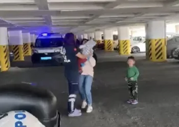 İzmir’de otomobilde kilitli kalan çocuğu itfaiye kurtardı