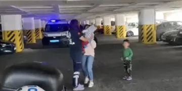 İzmir’de otomobilde kilitli kalan çocuğu itfaiye kurtardı