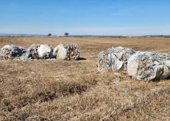 Plastik atıkları tarlaya atıp kaçtılar