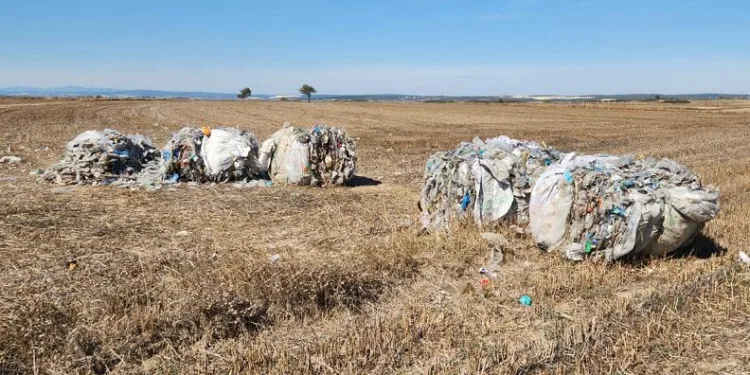 Plastik atıkları tarlaya atıp kaçtılar