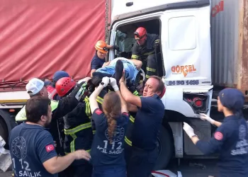 Sıkıştığı araçtan 1 saatte kurtarıldı