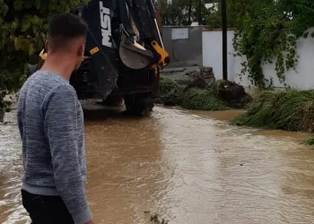 Balıkesir’de sağanak yağış yolları dereye çevirdi