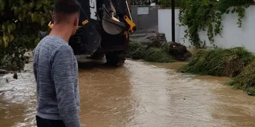 Balıkesir’de sağanak yağış yolları dereye çevirdi