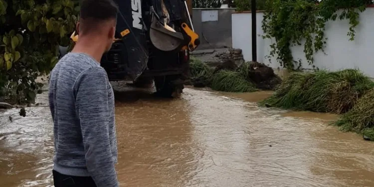 Balıkesir’de sağanak yağış yolları dereye çevirdi