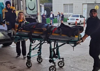 Bursa’da TIR bariyerlere çarptı