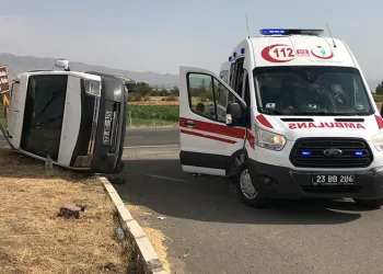 Elazığ’da minibüs ile hafif ticari araç çarpıştı: 3 yaralı