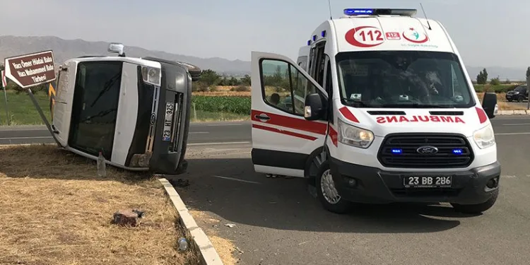 Elazığ’da minibüs ile hafif ticari araç çarpıştı: 3 yaralı