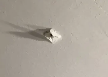 Yorgun mermi tavanı delip içeriye girdi