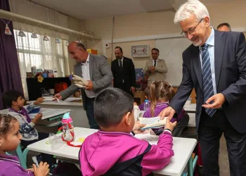 Turgay Erdem, öğrencilerin ilk derslerinde yanlarındaydı