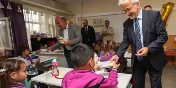 Turgay Erdem, öğrencilerin ilk derslerinde yanlarındaydı