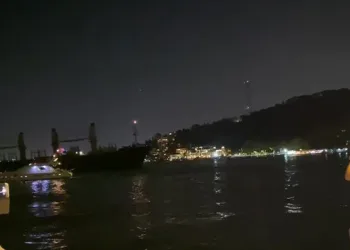 Bebek’te kargo gemisi karaya oturdu