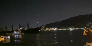 Bebek’te kargo gemisi karaya oturdu