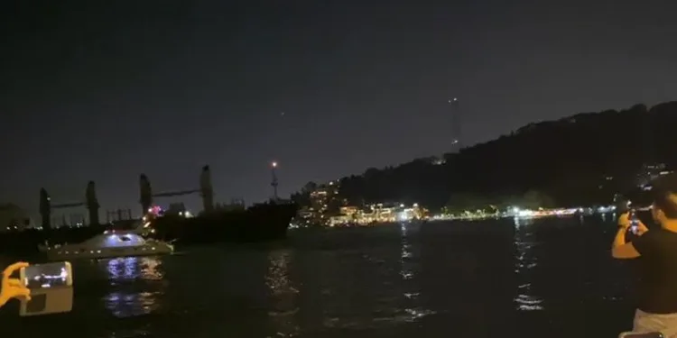 Bebek’te kargo gemisi karaya oturdu