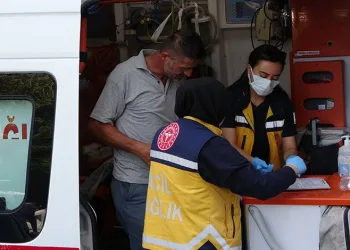 Şiddet gören kadını kurtarırken yaralandı