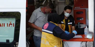 Şiddet gören kadını kurtarırken yaralandı