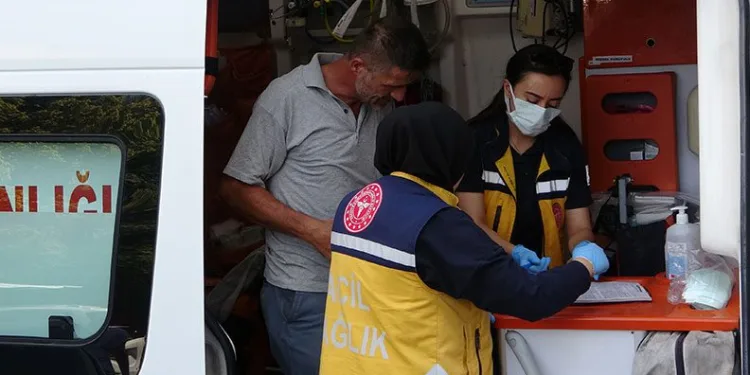 Şiddet gören kadını kurtarırken yaralandı