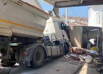 Yokuşta kayan kamyon dehşet saçtı