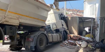 Yokuşta kayan kamyon dehşet saçtı