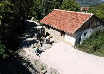 İnegöl’ün mahalleleri parke taşlarıyla kaplanıyor