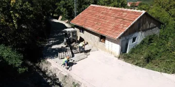 İnegöl’ün mahalleleri parke taşlarıyla kaplanıyor