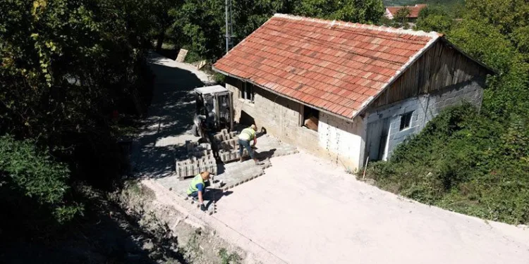 İnegöl’ün mahalleleri parke taşlarıyla kaplanıyor
