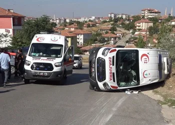 Ambulans ile otomobil çarpıştı