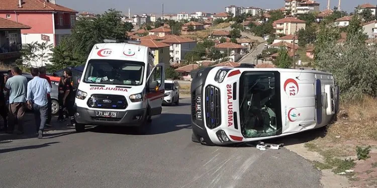 Ambulans ile otomobil çarpıştı