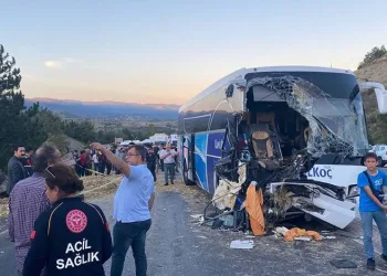 Yolcu otobüsü ile traktör çarpıştı: Ölü ve yaralılar var
