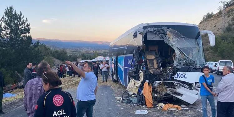 Yolcu otobüsü ile traktör çarpıştı: Ölü ve yaralılar var