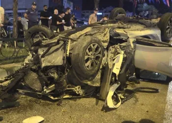 Bursa’da makas atan otomobil araçlara çarpıp takla attı