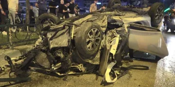 Bursa’da makas atan otomobil araçlara çarpıp takla attı