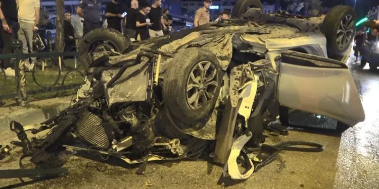 Bursa’da makas atan otomobil araçlara çarpıp takla attı