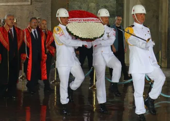 Yargıtay Başkanı Akarca Anıtkabir’i ziyaret etti