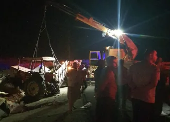 Traktör ile kamyon çarpıştı: 1 ölü, 6 yaralı