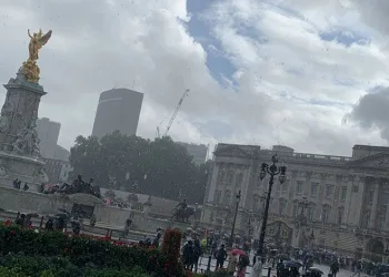 Kraliyet ailesi Kraliçe Elizabeth için toplandı