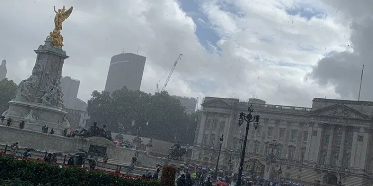 Kraliyet ailesi Kraliçe Elizabeth için toplandı