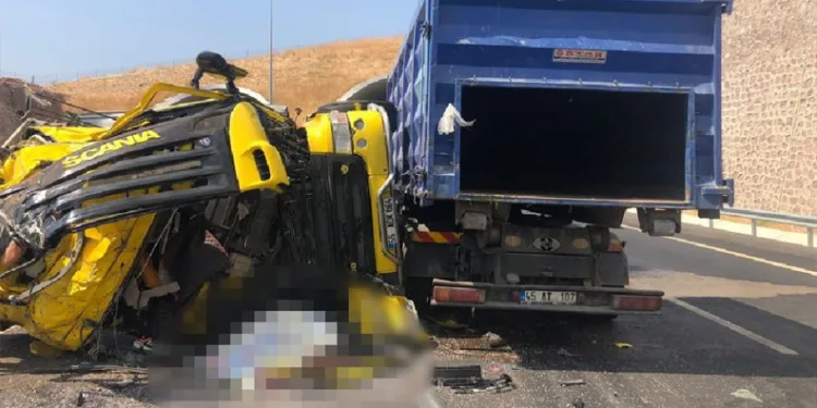 Lastiği patlayan TIR dehşet saçtı