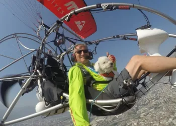 Bursa’da köpeğiyle birlikte uçuş yapıyor