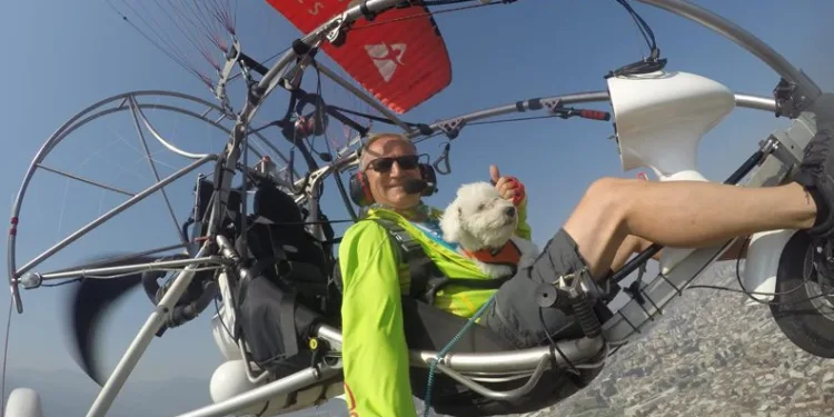Bursa’da köpeğiyle birlikte uçuş yapıyor