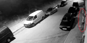 Bursa’da balkonda asılı çamaşırları çaldı