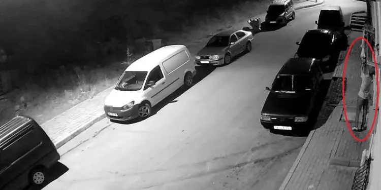Bursa’da balkonda asılı çamaşırları çaldı