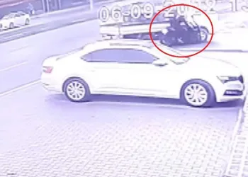 Bursa’da motosiklet kamyona yandan çarptı