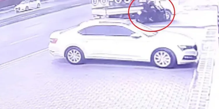 Bursa’da motosiklet kamyona yandan çarptı
