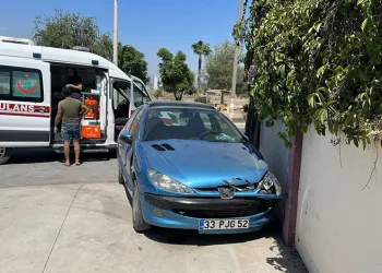 Mersin’de otomobil okul duvarına çarptı: 3 yaralı