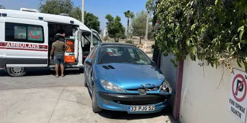Mersin’de otomobil okul duvarına çarptı: 3 yaralı