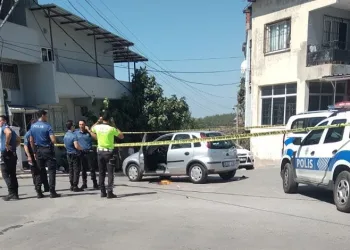 İzmir’de 3 yaşındaki çocuk otomobilin altında kaldı
