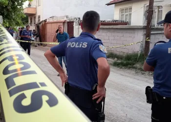 Trafikte tartıştığı kişileri evlerinin önünde vurdu