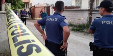 Trafikte tartıştığı kişileri evlerinin önünde vurdu