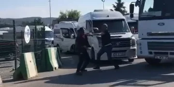 Bursa’da servis ve kamyon şoförlerinin yol kavgası