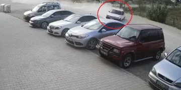 Kaza yapınca direksiyona erkek arkadaşını geçirdi